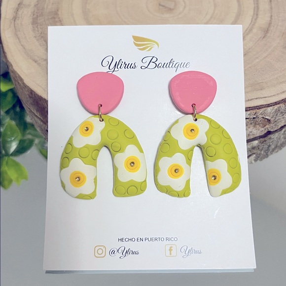 ‼️NEW‼️✨ Pink and Green Floral Earrings - Picture 1 of 3